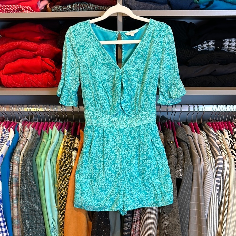 Candie’s turquoise/white floral 1/2 sleeve v neck lined romper size XS